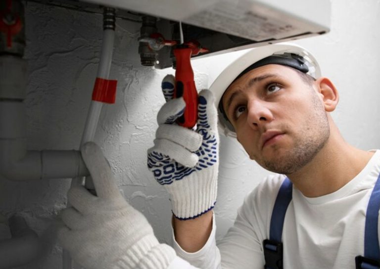 Servicios de fontanería: 5 problemas ocultos en tu casa que solo un fontanero profesional puede detectar