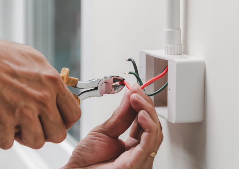 Reparación de averías en electricidad para empresas: fallos eléctricos más comunes en oficinas y cómo prevenirlos